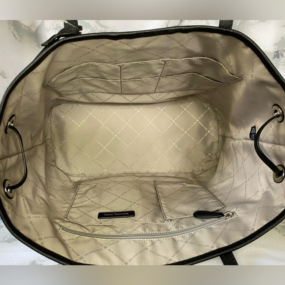 Micheal Kors Large Jet Set Drawstring Tote in Bright White Multi - Picture 4 of 5